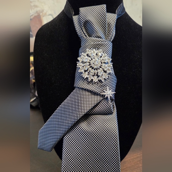 CUSTOM TIE-NECKLACE